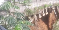Ngeri, Penampakan Jalan Raya Raya Bogor Arah Sukabumi Menggantung Nyaris Longsor