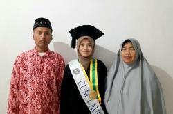  Keren Banget, Anak Pedagang Pasar Ini Sabet IPK Tertinggi Wisuda UNY