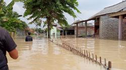 Banjir di Karawang Meninggi, Polisi Evakuasi Warga ke Pengungsian<