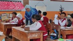 Gunung Semeru Berstatus Awas, Siswa SD di Pronojiwo Terpaksa Tetap Masuk karena Ujian