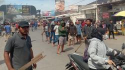 Pedagang Adang Petugas saat Relokasi Pasar Rengasdengklok Karawang, Polisi Luka-luka
