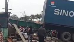 Tak Kuat Nanjak, Truk Kontainer Tabrak Warung di Bogor<