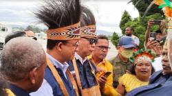 Anies Tiba di Jayapura, Disambut Tarian Adat Papua dan Dipakaikan Mahkota Kasuari