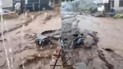 Banjir Bandang Terjang Kertasari Bandung, Sejumlah Motor Terseret Arus