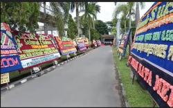 Karangan Bunga Banjiri Polrestabes Palembang, Ada Apa?<