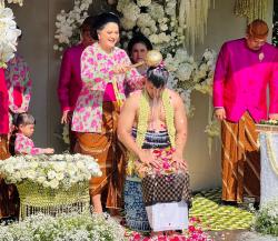 Lihat Ibu Iriana Menangis saat Prosesi Siraman, Kaesang Pangarep Langsung Banjir Air Mata
