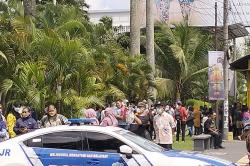 Masyarakat Padati Depan Lokasi Akad Nikah Kaesang-Erina