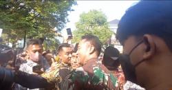 Jenderal Andika Perkasa Diajak Selfie Warga saat Tinjau Media Center Pernikahan Kaesang-Erina