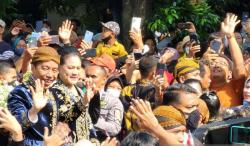 Senyum Semringah Jokowi Sapa Ribuan Warga yang Padati Rute Kirab Pernikahan Kaesang-Erina