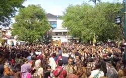  Jokowi Tiba di Pura Mangkunegaran, Lambaikan Tangan dan Sapa Ribuan Warga