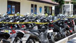 Polisi Gerebek Arena Judi Sabung Ayam di Demak, Ratusan Penjudi Kocar-Kacir Tinggalkan Motor