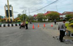Rawan Kecelakaan, Jalan Berlubang di Bundaran Tugu Pancasila Ditambal Cor Semen<