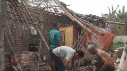 Rumah Warga Miskin di Mojokerto Ambruk Timpa Penghuni saat Mandi 
