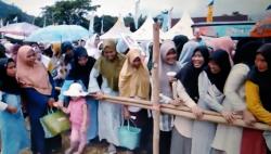 Ratusan Warga Purbalingga Berdesakan Berebut Pembagian Beras dan Ikan Lele Gratis<