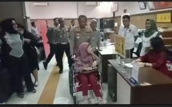  Momen Kombes Polisi Dorong Kursi Roda Moly Keliling Polrestabes Palembang <