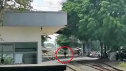 Viral Pejalan Kaki Nyaris Tewas Tertabrak Kereta Cikuray di Cimindi Cimahi