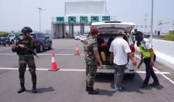 Jelang Nataru, Prajurit TNI Perketat Pengamanan Akses Masuk Bandara A Yani Semarang<