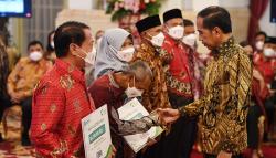 Presiden Jokowi Serahkan KUR Klaster kepada Pelaku UMKM