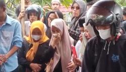 Isak Tangis Keluarga Iringi Pemakaman Korban Tarik Tambang Rekor MURI Makassar<