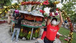 Dekorasi Pernak-pernik Natal Gunakan Barang Bekas