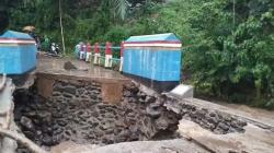 Jembatan Penghubung 3 Kampung di Limbangan Garut Putus Diterjang Luapan Sungai Cigoong<