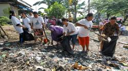 Komunitas Nelayan Pesisir Gotong Royong Bersihkan Muara Sungai Bondet Cirebon