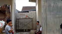 Kesal Dituduh Serobot Lahan, Warga Tulungagung Tutup Akses Jalan Tetangga Pakai Tembok