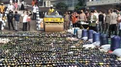 Jelang Nataru, 7.321 Botol Miras Digilas Stoom Walls di Mapolres Cimahi<