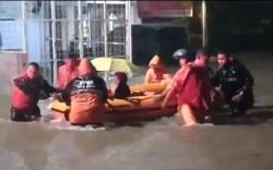 Banjir Landa Cirebon usai Hujan Lebat, Warga Dievakuasi Pakai Perahu Karet