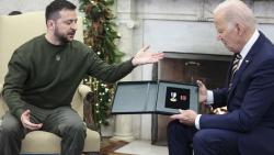 Kunjungi Washington, Presiden Zelensky Berikan Ini ke Joe Biden
