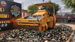 20 Kg Ganja dan Ribuan Botol Miras di Karawang Digilas dan Dibakar