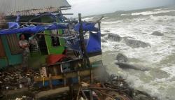 Rumah-Rumah Terancam Roboh akibat Abrasi di Sulsel
