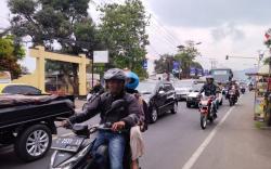 H-1 Natal 2022, Ribuan Kendaraan Lintasi Jalur Limbangan Garut<