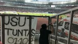 Viral Steward Copot Paksa Spanduk Kanjuruhan saat Indonesia Vs Kamboja di SUGBK