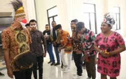 Momen Ganjar Berbagi Kebahagiaan dengan Mahasiswa Asal Papua Peringati Natal 