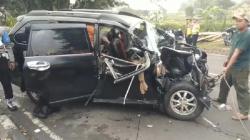 Brak, Avanza dan Bus Pariwisata Tabrakan di Kuningan, Bapak dan Anak Tewas<