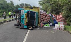 Truk Angkut Ratusan Dus Bir Terguling di Muntok, Diduga Tak Kuat Nanjak