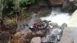 Warga Manggarai Barat Hilang saat Hujan Lebat, Motor Tersangkut Bebatuan Sungai