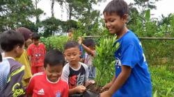 Anak-Anak Isi Liburan sambil Tambah Ilmu di Sentra Bibit Pohon Majalengka