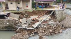 Baru Selesai Dibangun, Jogging Track Cileueur River Walk Ciamis Senilai Rp13,3 Miliar Ambruk<