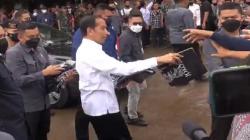 Kaus yang Dibagikan Jokowi di Pasar Subang Jadi Rebutan, Pedagang: Seneng Banget<