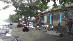 Gelombang Tinggi Terjang Pantai Cipatuguran Sukabumi, 4 Rumah dan 1 Kafe Rusak