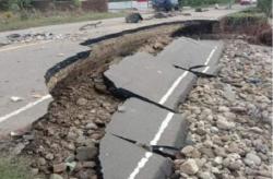 Diterjang Gelombang Pasang, Jalan di Majene Rusak