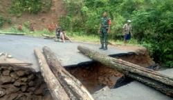 Tergerus Hujan, Jembatan Penghubung Trenggalek dan Ponorogo Ambrol