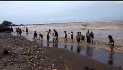 Puluhan Warga Kendal Berburu Kerang Putih yang Terseret Ombak di Pantai Sendang Sikucing
