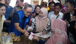 Sambangi Pasar di Lampung, Mendag Zulhas Pastikan Harga Barang Pokok Stabil Jelang Tahun Baru 2023