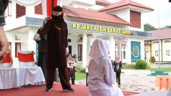 2 PSK dan Pria Hidung Belang Dihukum Cambuk 100 Kali di Aceh Barat Daya