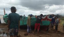 Nekat Melaut, 3 Nelayan Kendal Hanyut setelah Perahu Terbalik Diterjang Ombak Besar