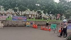Pemasangan Bronjong di Kawasan Cijedil, Jalur Puncak-Cianjur Ditutup Sementara  