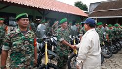 Beri Motor dan Alat Komunikasi Babinsa, Prabowo: Nanti Presiden Bisa Cek Langsung Kalian